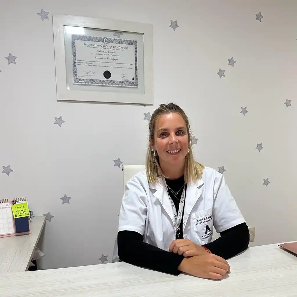 Psicopedagoga en su escritorio