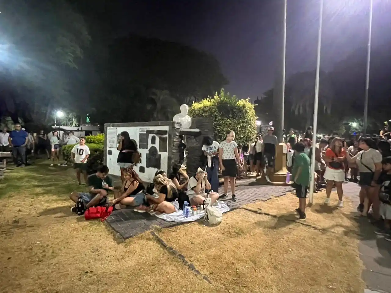 reunión therian en plaza belgrano