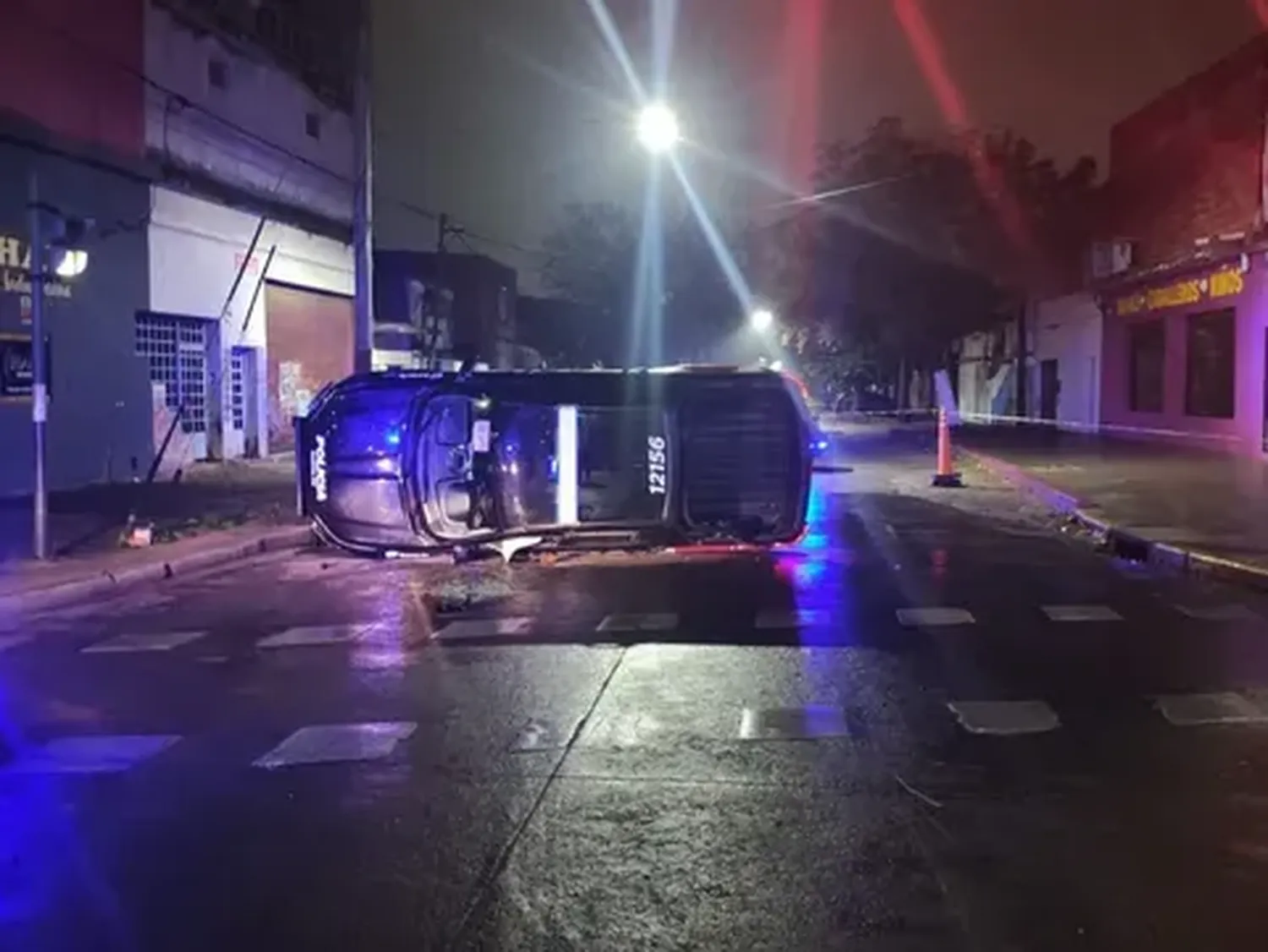 Un patrullero chocó y volcó en la zona oeste de Rosario: un suboficial resultó herido