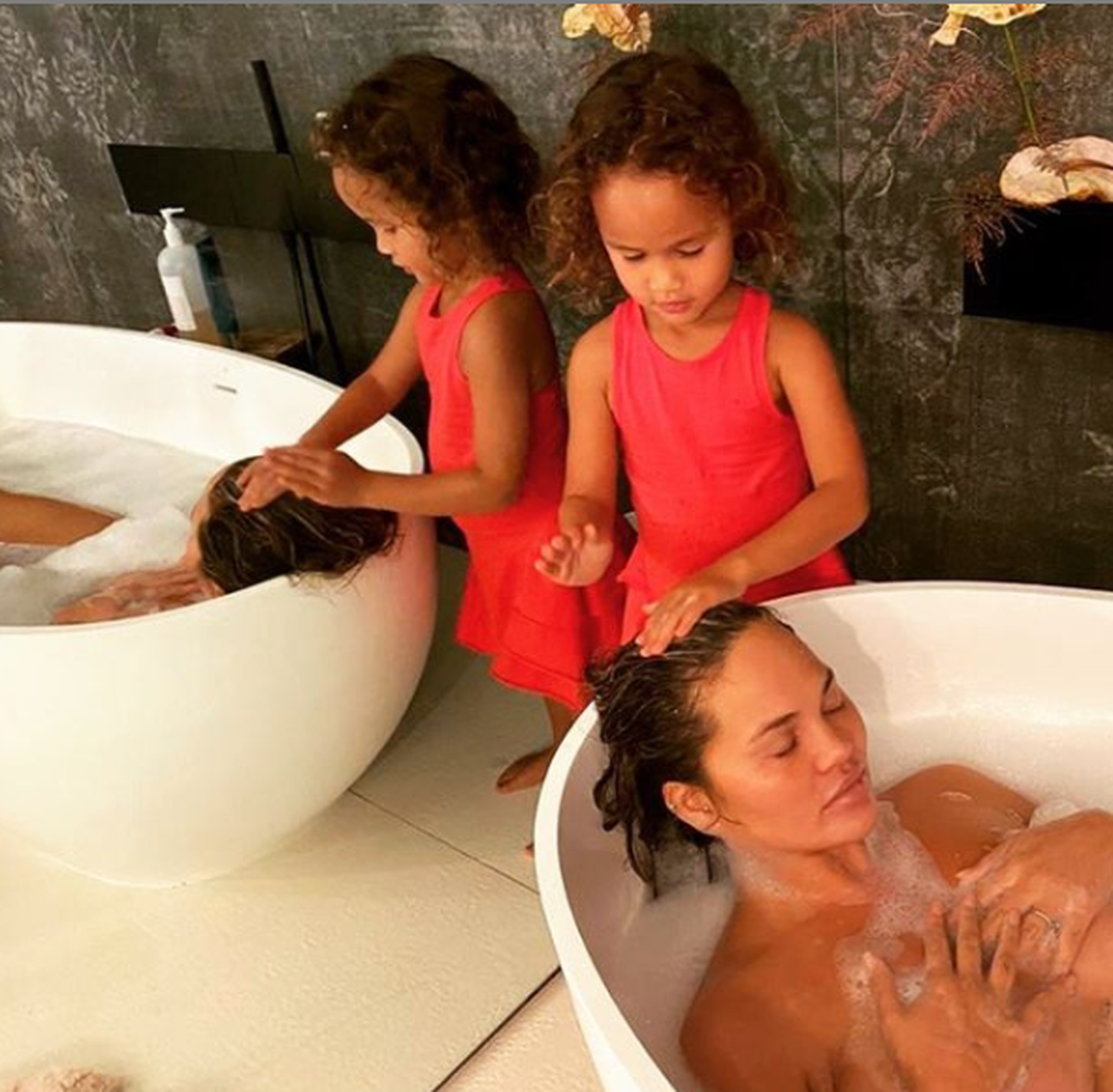 Chrissy Teigen comparte tiernas fotos de sus hijos en Instagram.