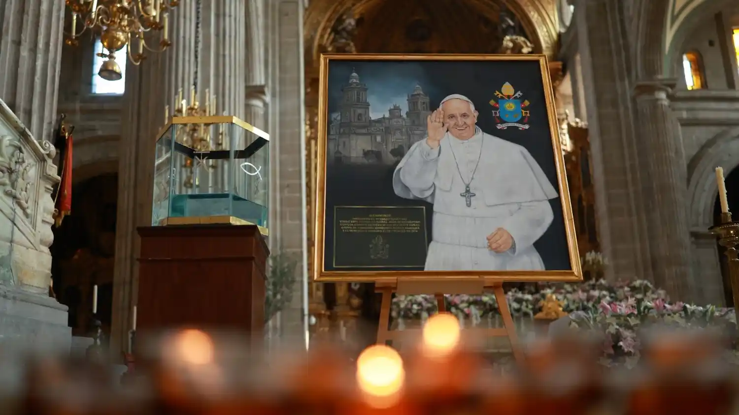 El Papa detalló que el féretro "debe estar en la tierra" y que sea "sencillo, sin decoración particular y con la única inscripción: Franciscus". 