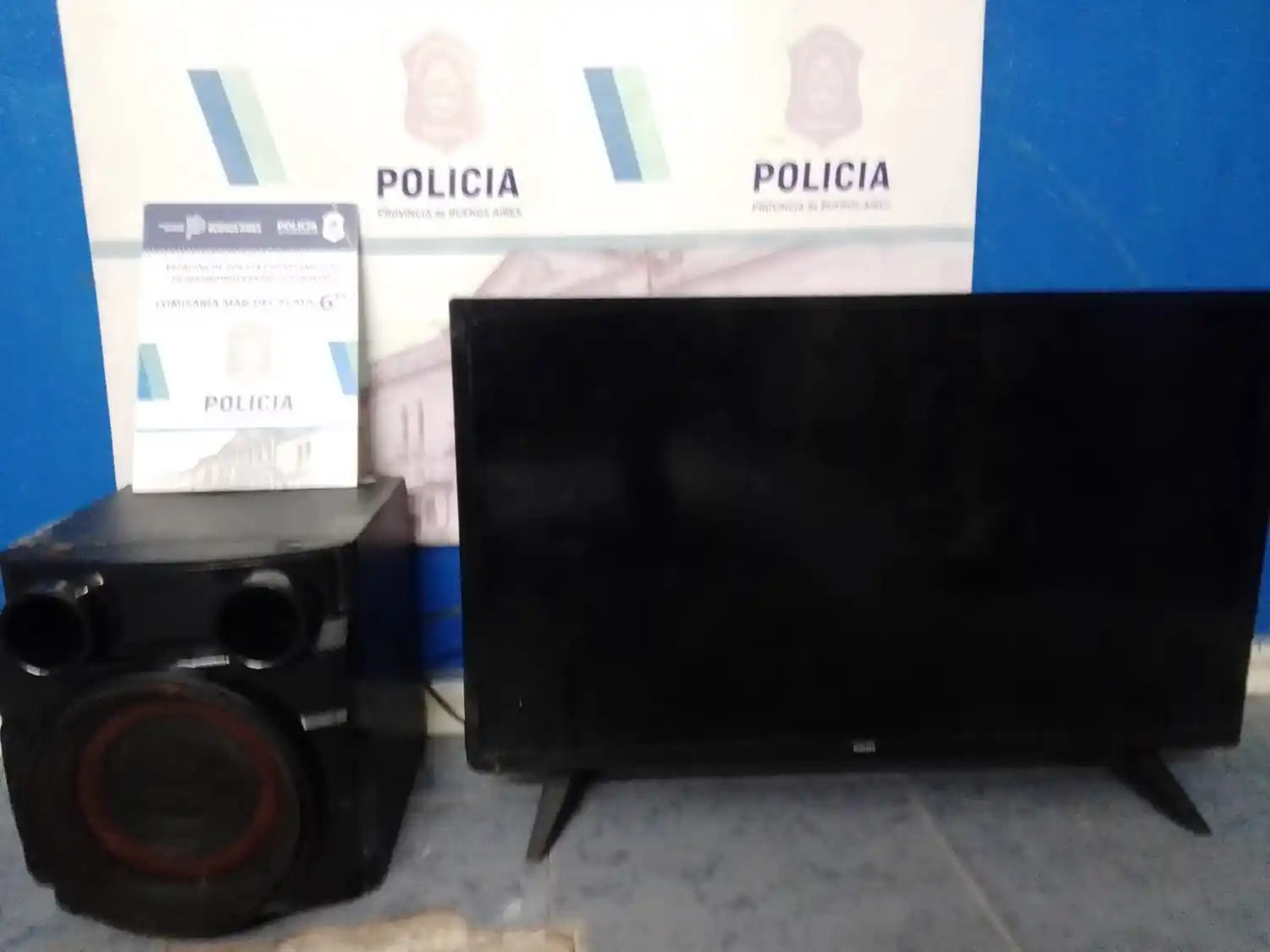 En el domicilio encontraron  un Tv led PHILLIPS 32”, y un parlante KANJI de color negro.
