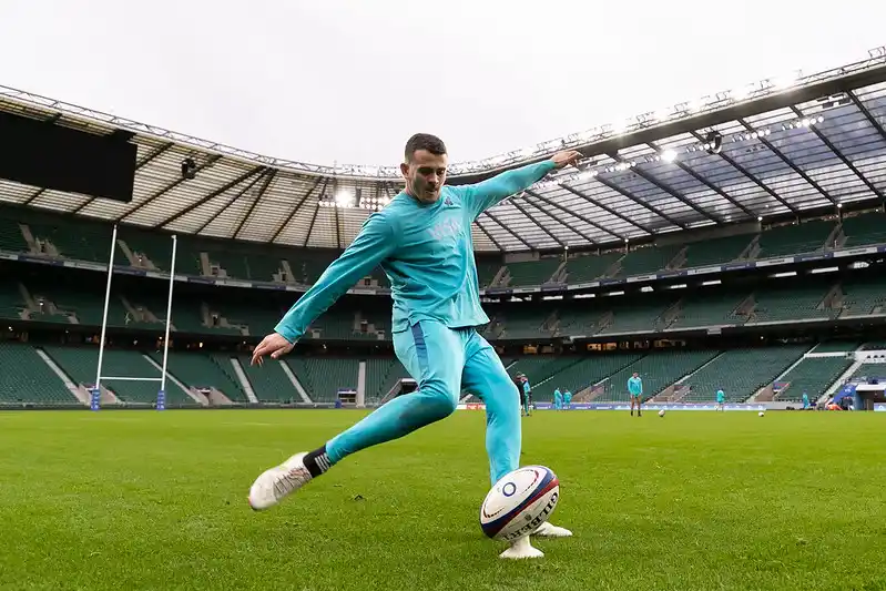 Emiliano Boffelli practica su patada en Twickenham.