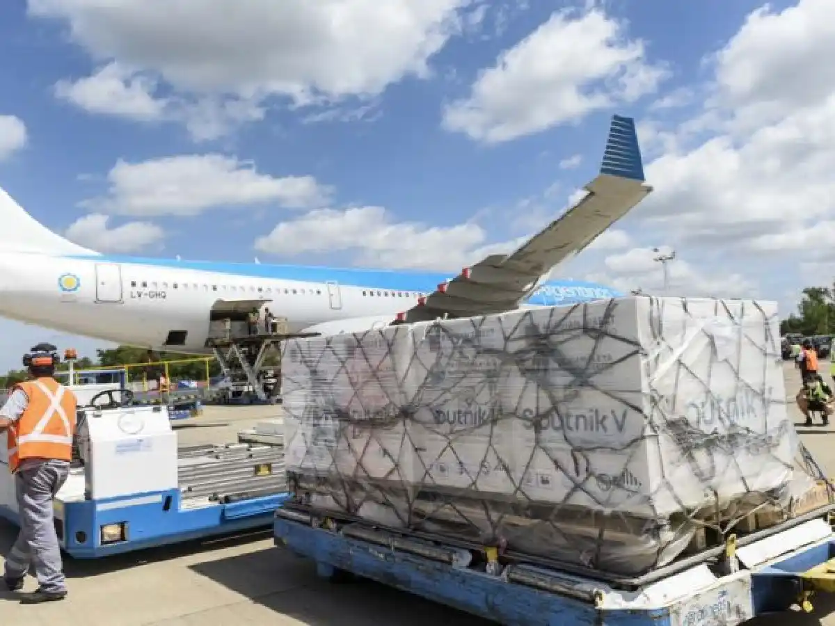 Parte hacia Moscú el tercer vuelo que traerá vacunas Sputnik V