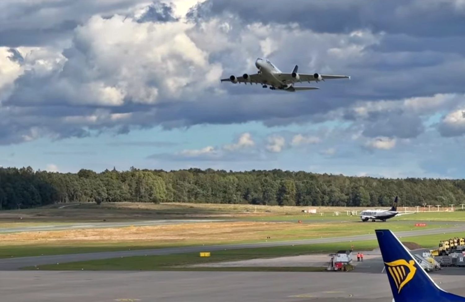 Durante un vuelo de prueba, el penúltimo A380 de Lufthansa sorprende con un pasaje a baja altura