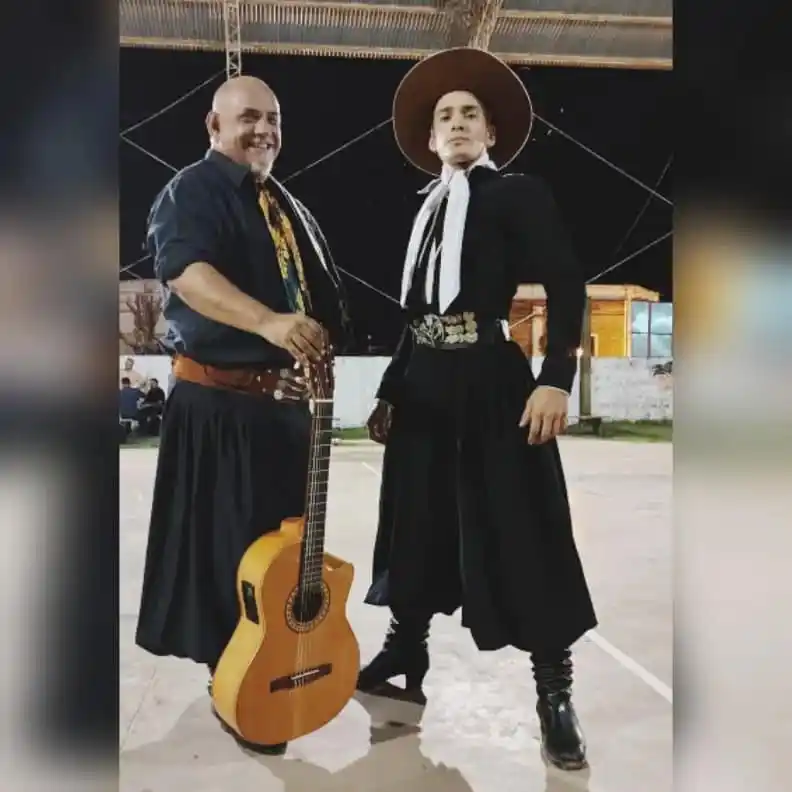 Alejandro junto a su papá, Fabián Vivas.