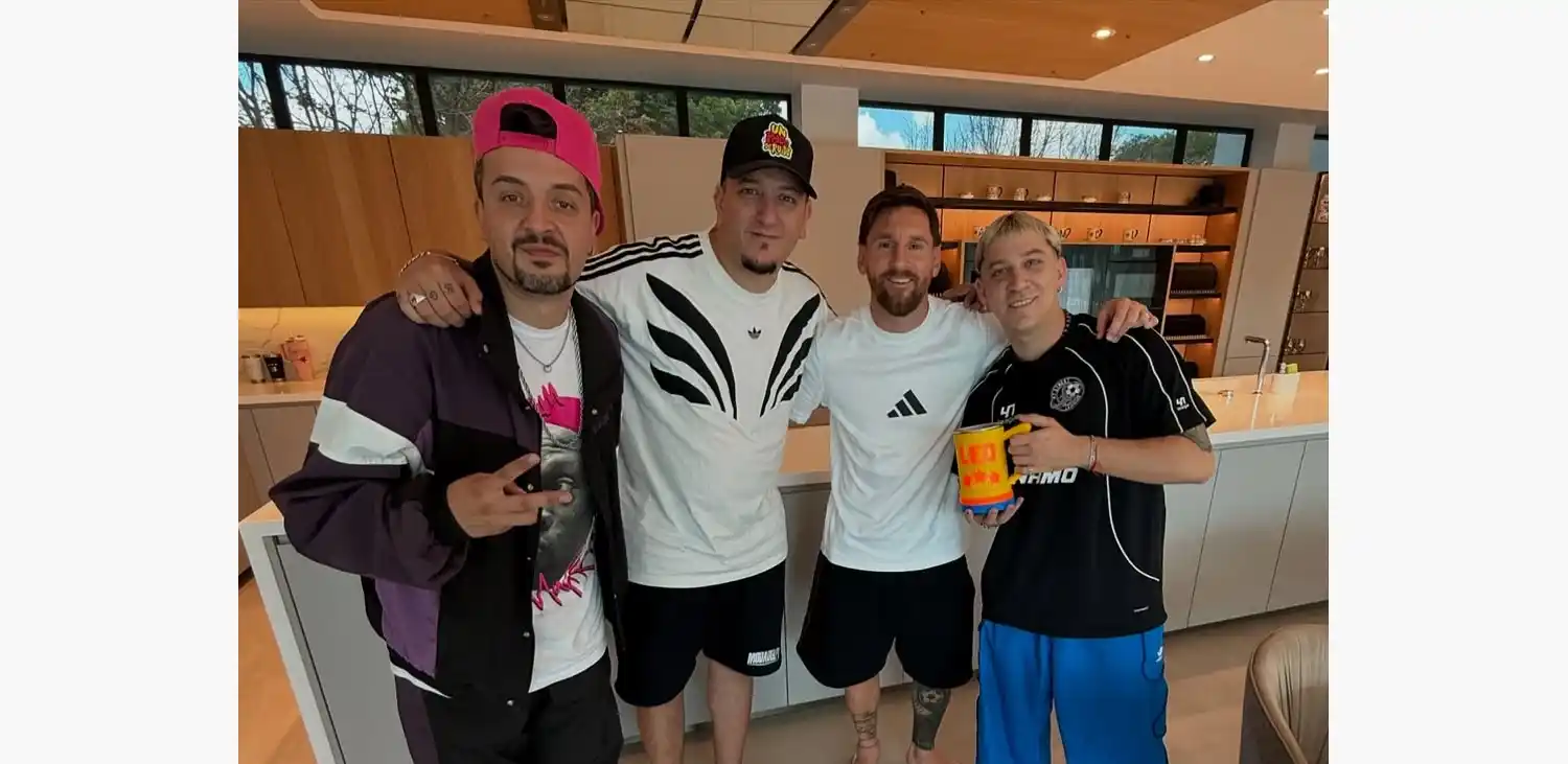 El capitán de la Selección es seguidor del grupo y los recibió en su casa de Rosario.