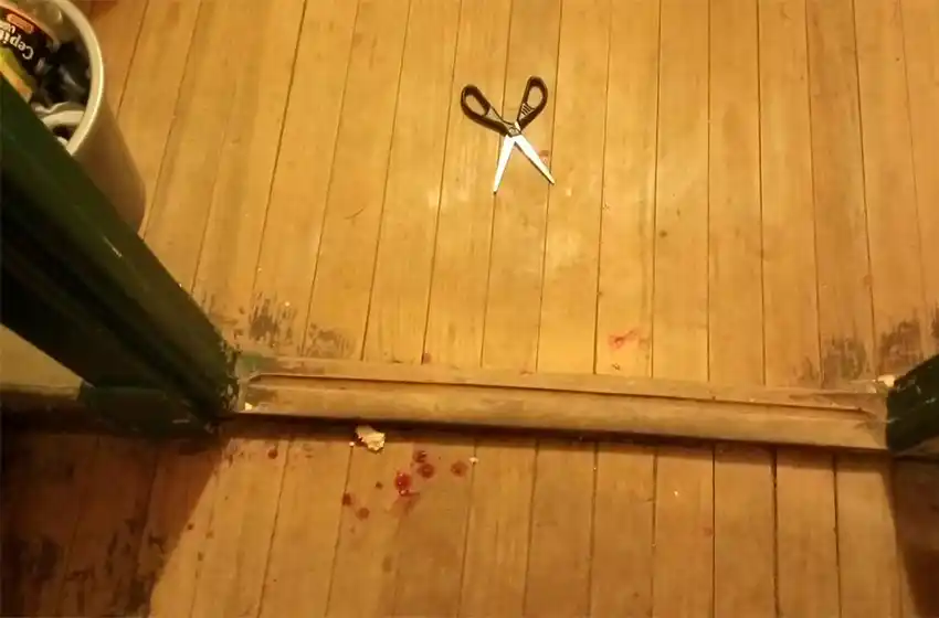 Pareja discutió en un hostel: lo apuñaló con una tijera en el abdomen