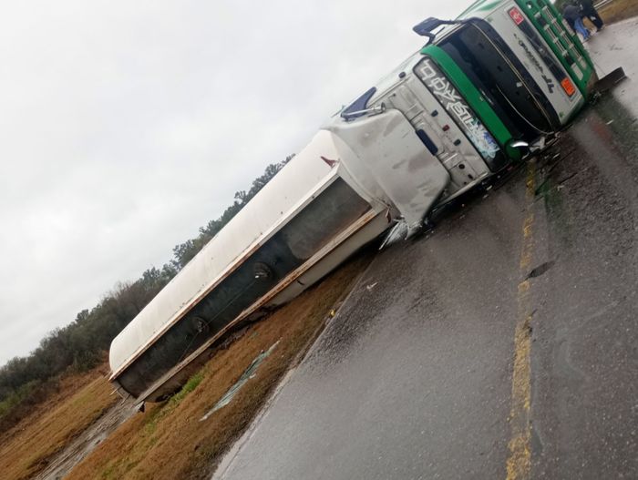 El vuelco de un camión cisterna en Ruta 34 complicó el tránsito: sigue cortado y hay desvíos