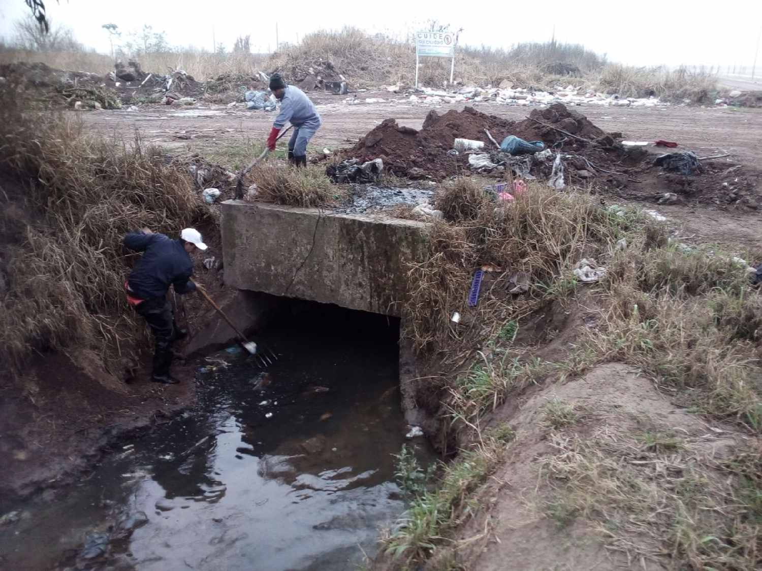 Municipalidad pide que se denuncie a quienes arrojan basura a los canales