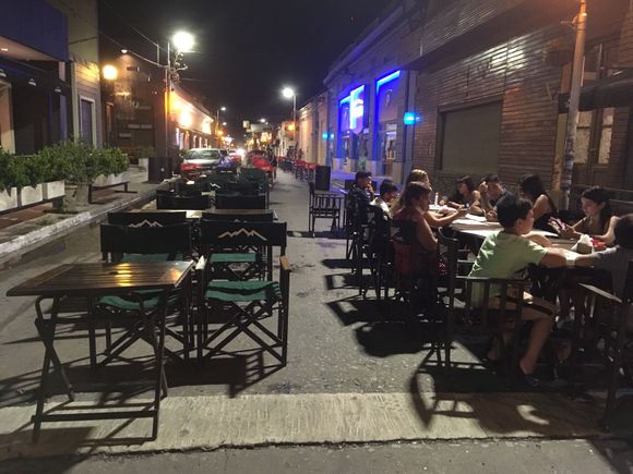 Fin de semana turístico: la lluvia y otras actividades opacaron la Peatonal del Centro