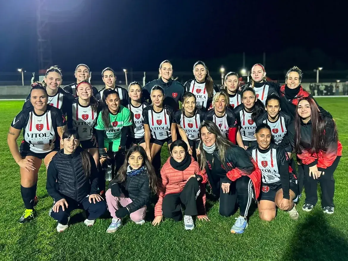 Las jugadoras de Independencia avanzaron a semifinales en donde se enfrentarán a Garmense (Instagram Femrojinegro)