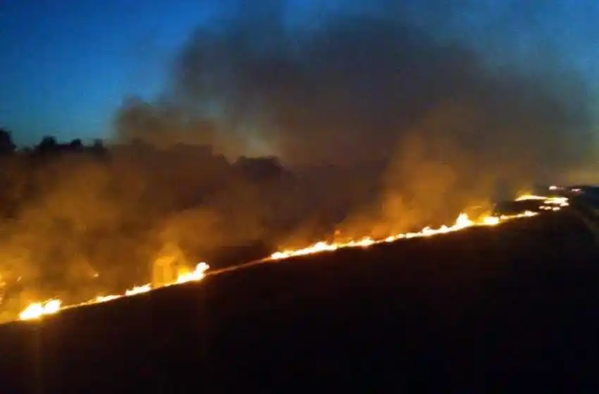 Incendio en las islas: olor a humo en la ciudad y complicaciones en el tránsito