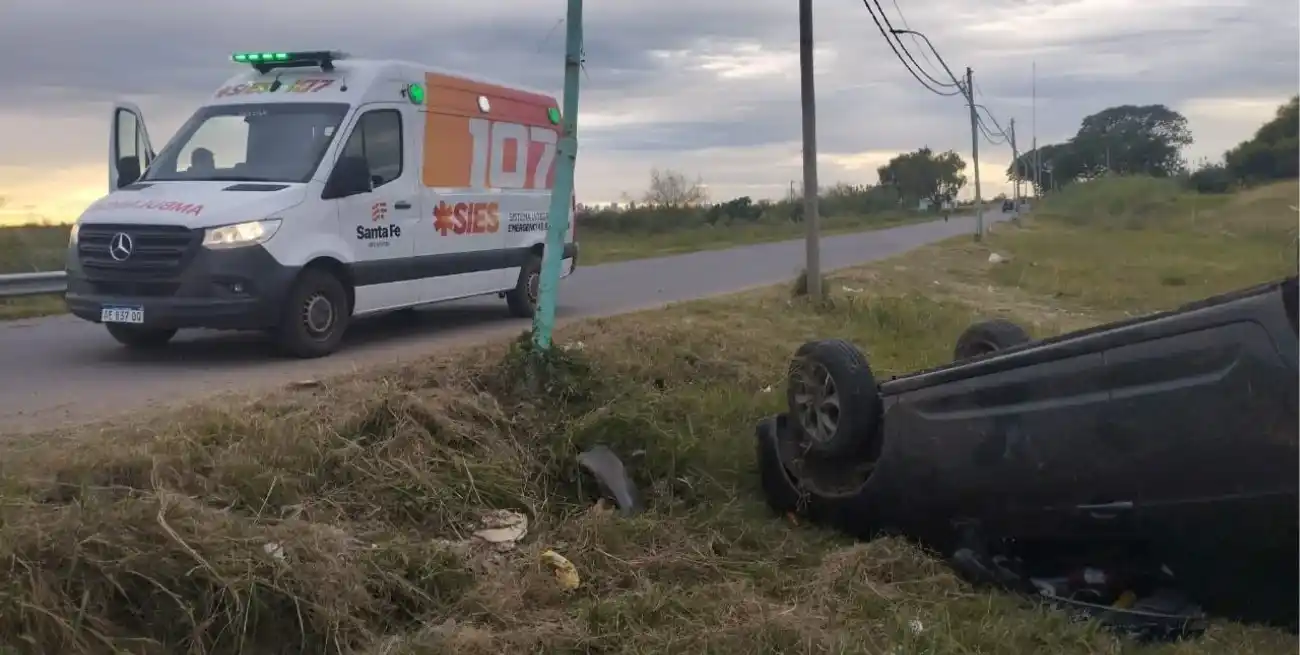 El sueño le ganó y terminó con el auto con las cuatro ruedas para arriba: se salvó de milagro