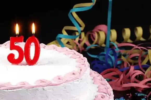 Festejaba sus 50 años, pero no invitó a su mejor amigo por un impactante motivo que se convirtió en viral