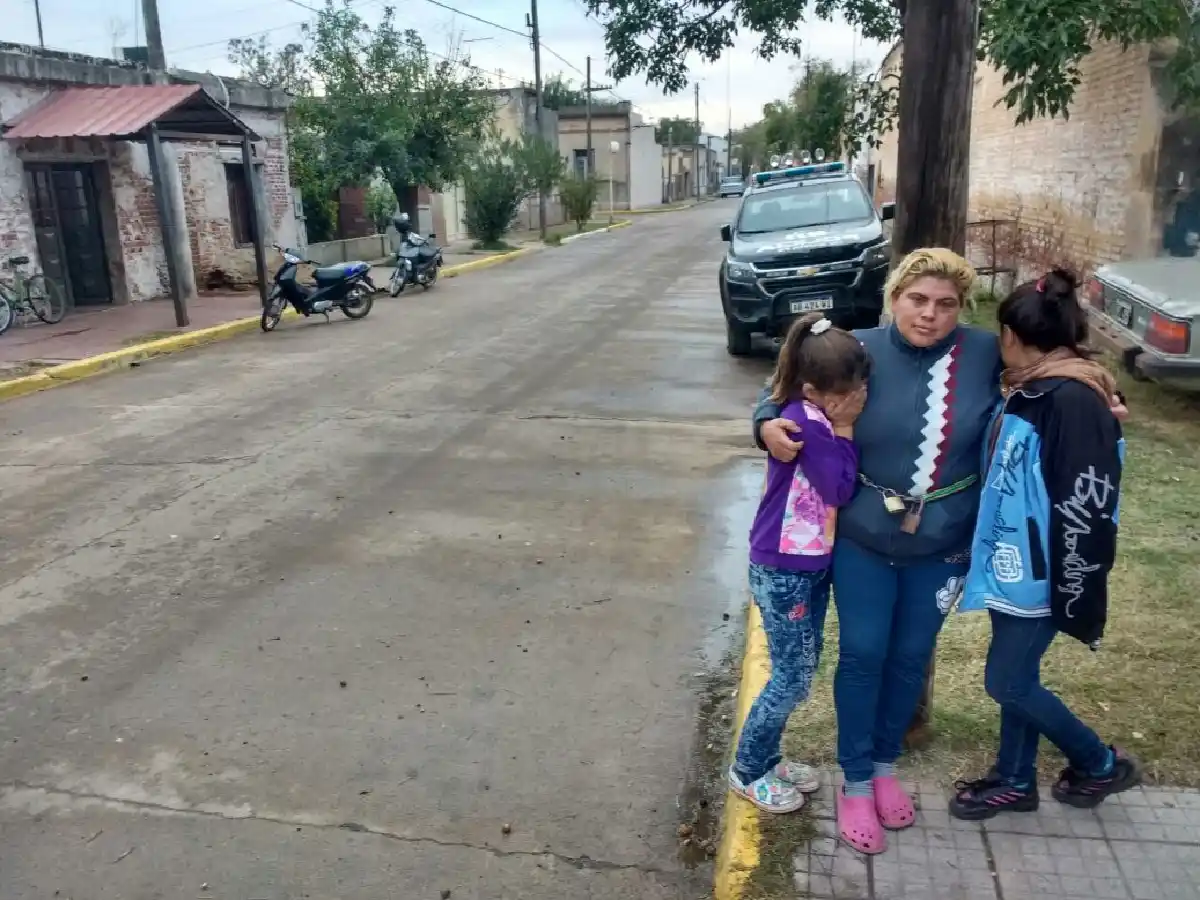 Se encadenó para pedir protección: quien la asaltó, luego la amenazó de muerte por haberlo denunciado 