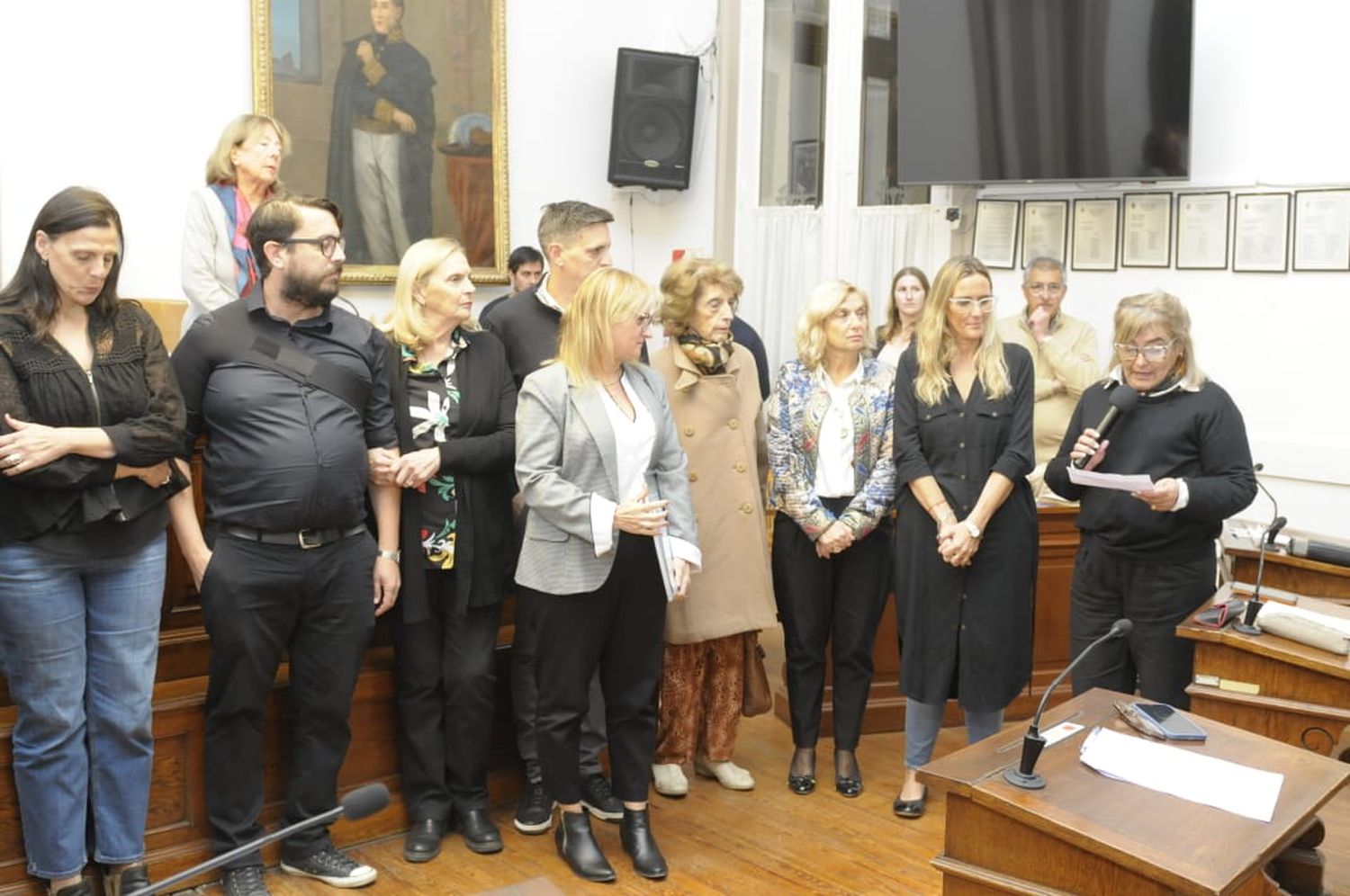 Paula y Martín Gastaldi, María del Carmen Ungaro, Sebastián Gastaldi, Maridé Condino, Sarita Graziano, Rosana Florit, Guillermina Cadona y Ana Raquel Machado, impulsora del proyecto, durante el reconocimiento a Carlos Gastaldi.