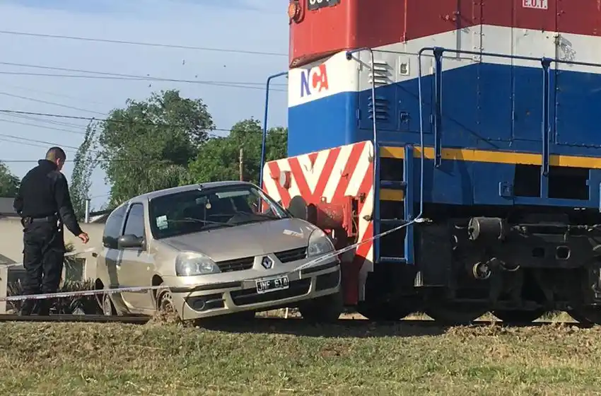 Accidente fatal en las vías: se le quedó del auto, bajó a arreglarlo y lo embistió el tren