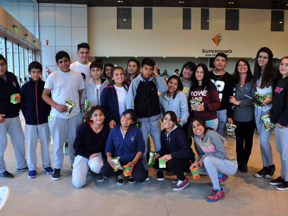 Manos a tejer: alumnos del San Martín  se sumaron a la campaña solidaria   