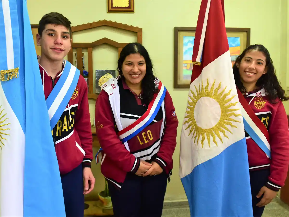 Hermanos que hacen bandera en la escuela