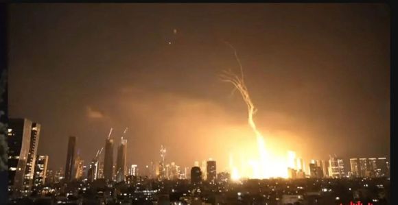 Irán lanzó más de 150 misiles y hubo explosiones en Tel Aviv y Jerusalén