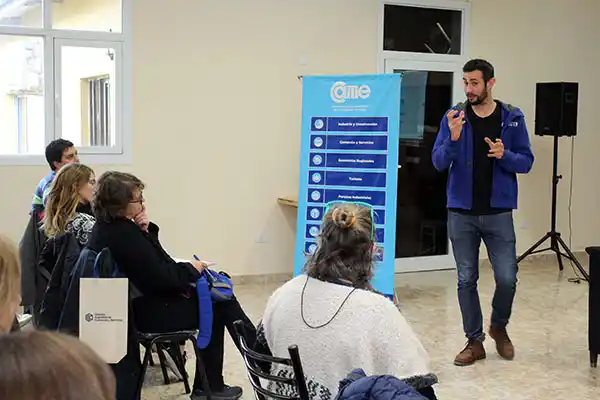 Emprendedores y comerciantes en curso de marketing digital