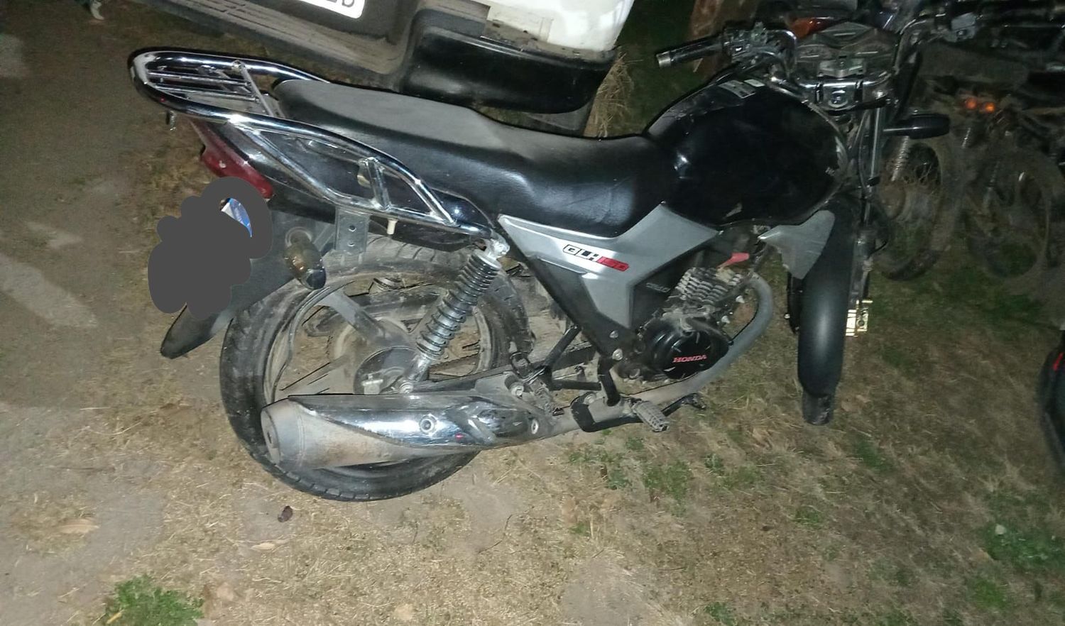 La motocicleta era conducida por un hombre, acompañado por una mujer.