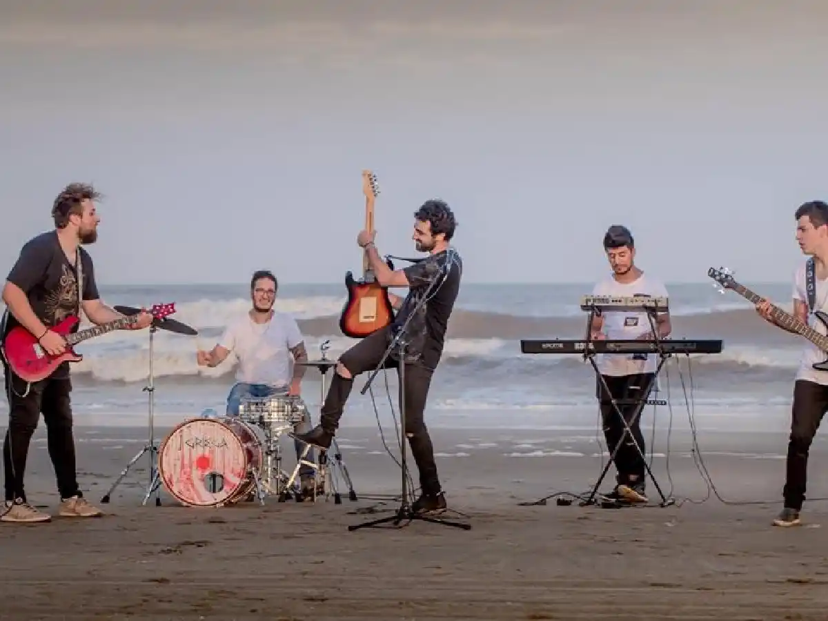 Antes de una nueva gira por la costa, I Griega vende una edición especial de “Diana”