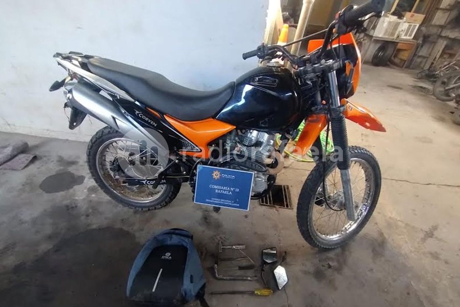 Robaron una moto desde la vereda de un taller mecánico: tenía la traba del manubrio puesta