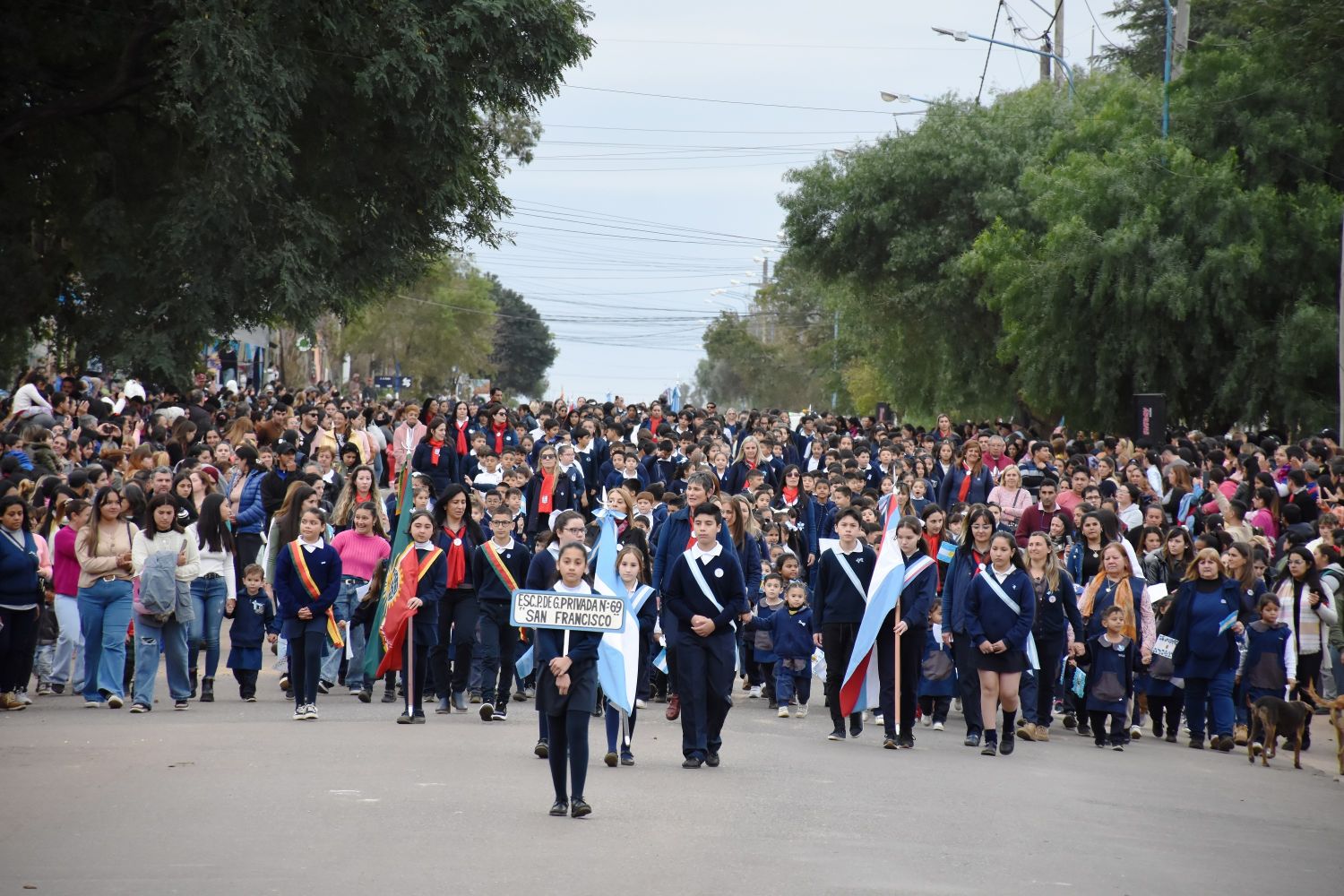 Multitudinario desfile patrio con la participación de más de 30 escuelas de Concordia