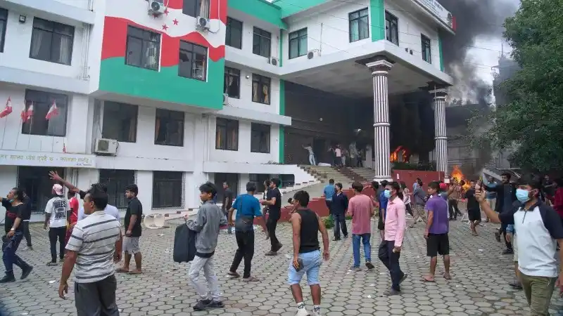 Manifestantes vandalizaron la sede central del Partido del Congreso de Nepal durante las protestas contra la prohibición de las redes sociales y la corrupción en Katmandú, Nepal, el martes 9 de septiembre de 2025. (Foto AP/Niranjan Shrestha)