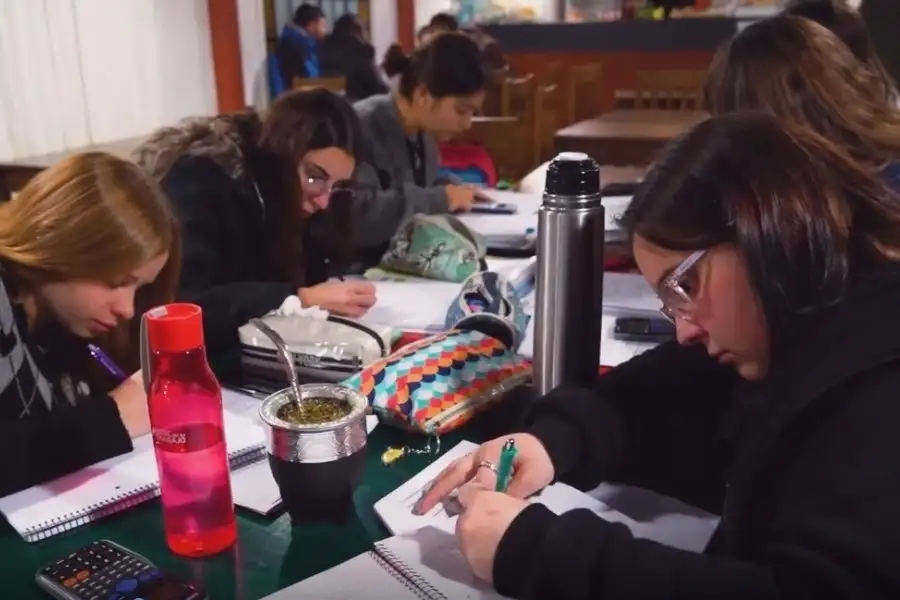 Durante este 2023, un total de 996 000 pesos se distribuyeron entre más de 130 personas inscriptas en instituciones educativas