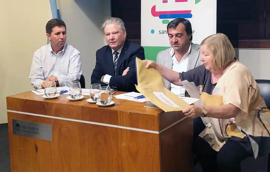 Meiners firmó el acuerdo para nuevas viviendas en Esperanza