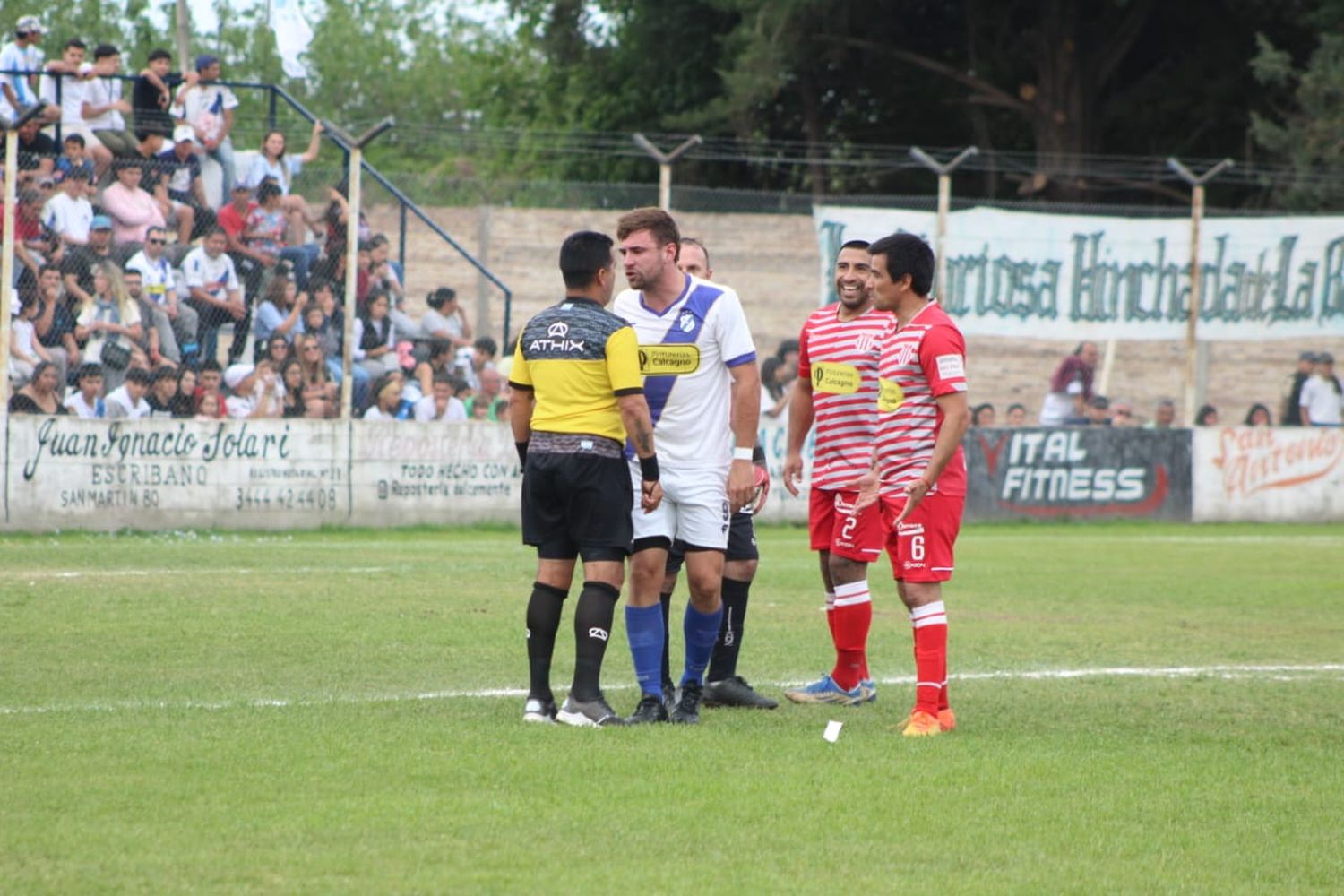 Un tema para tratar a nuestro criterio. Los reiterados reclamos a los árbitros. Más allá de sus aciertos y errores, tanto en cancha de Libertad como en la de Urquiza nos parecieron excesivos. Habría que poner en marcha la nueva reglamentación con un único objetivo: darle mayor autoridad a los árbitros y más responsabilidad a los capitanes de cada equipo, con la denominada “Zona Exclusiva para Capitanes”