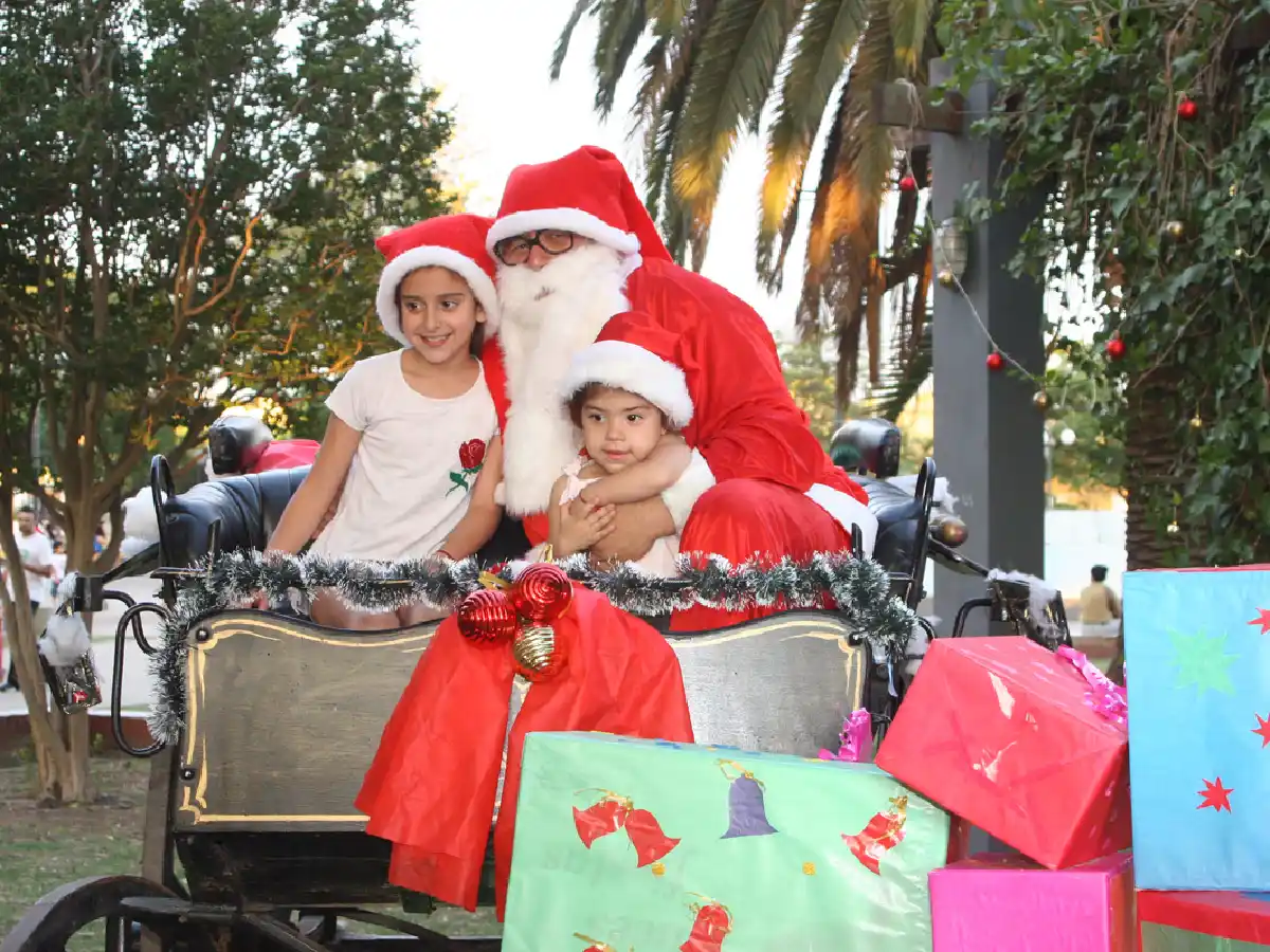 Papá Noel pasó por el museo de Arroyito y hoy visita Frontera              