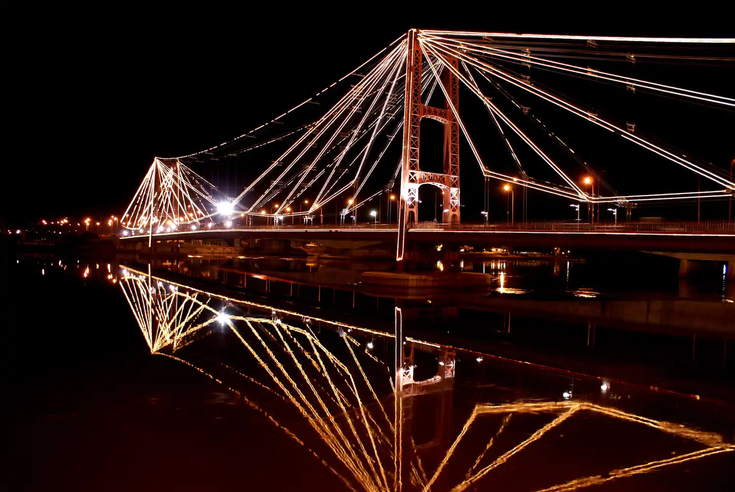 Acuerdo Capital: licitan la obra de iluminación del Puente Colgante