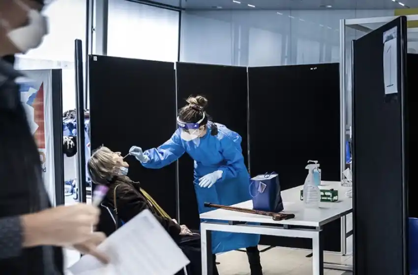 Científicos advierten que Ómicron puede provocar otra gran ola de contagios