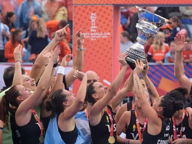 Las Leonas celebran con la Copa del Mundo tras conquistar su tercera estrella en Países Bajos.