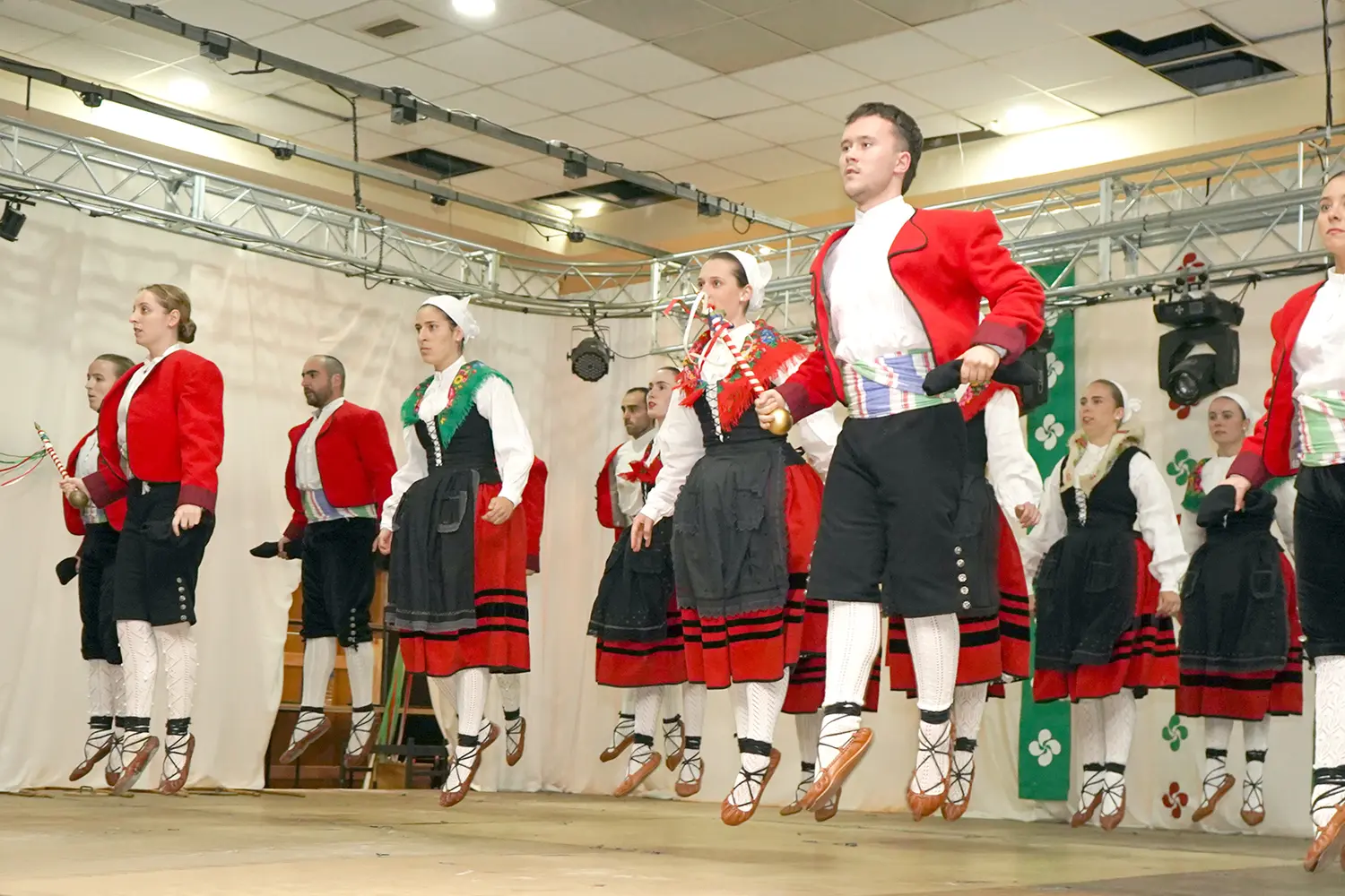 Bailes. Habrá en el festejo del 3 de mayo