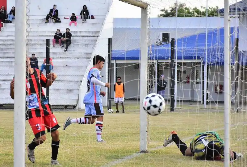 8 de Diciembre volvió a
ganar y es el único líder