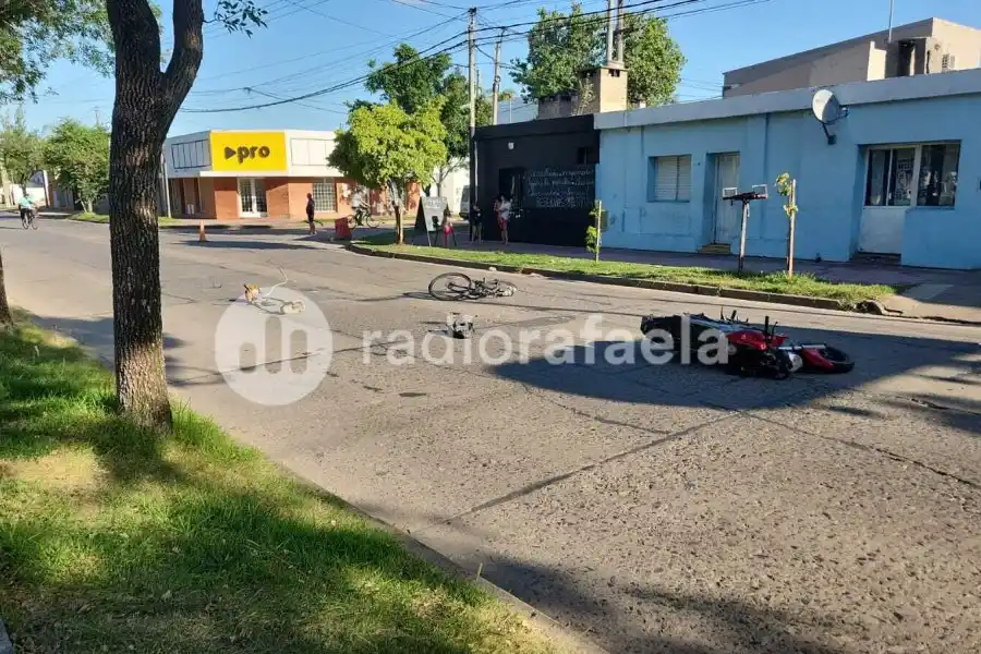 Fuerte accidente en el norte de la ciudad: una moto impactó a un ciclista