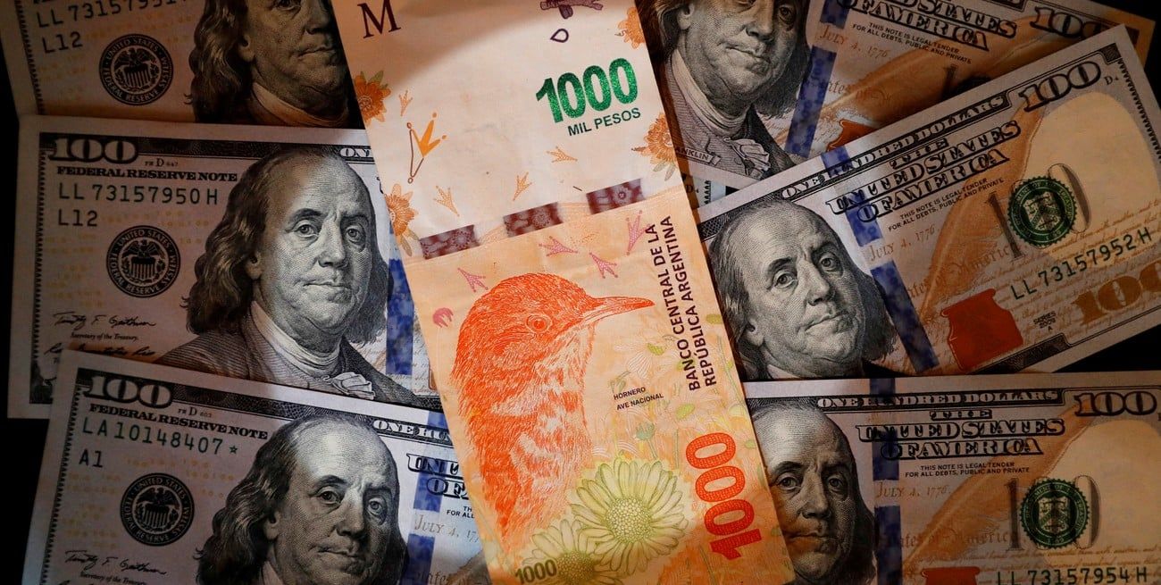 Este viernes 11 de julio, el dólar oficial avanzó y el blue tocó los $1.300 por primera vez en tres meses.