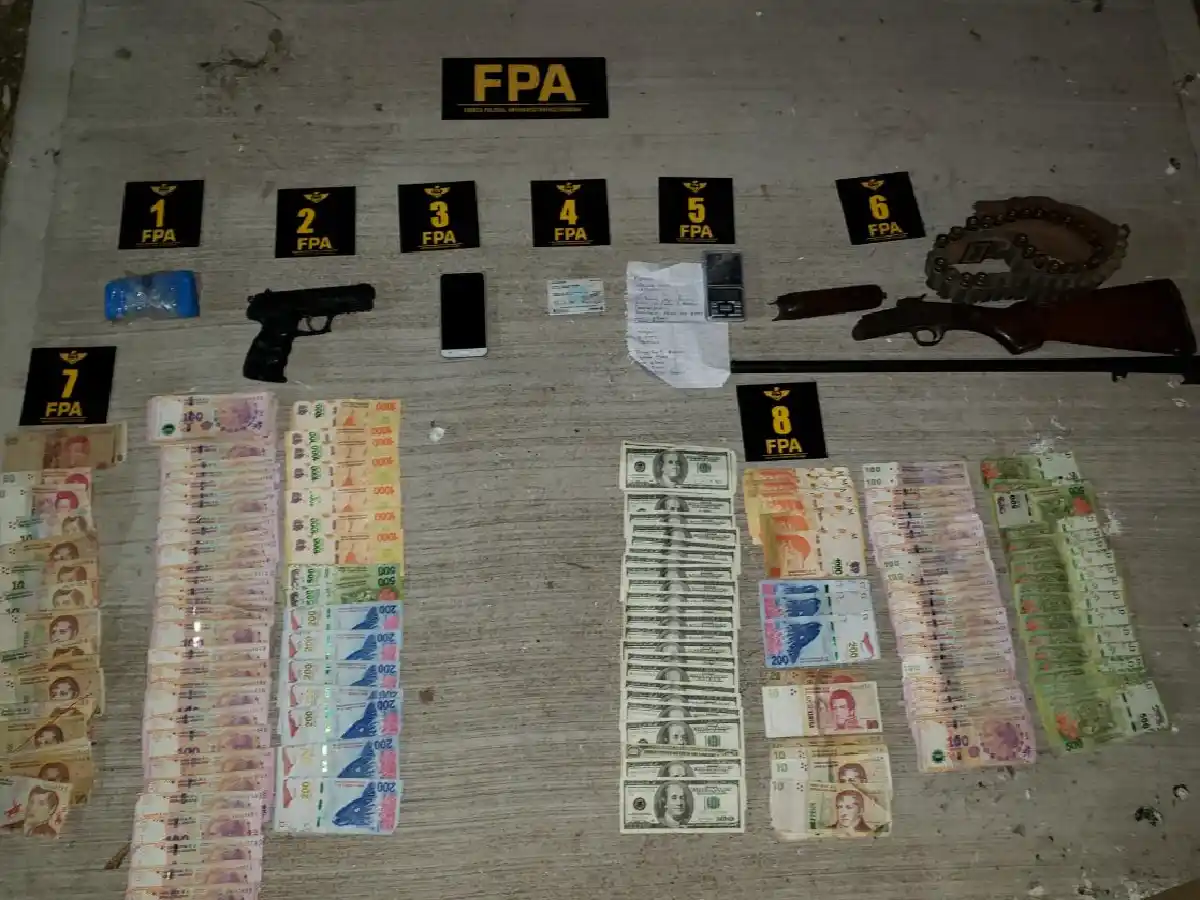 Arroyito: detienen pareja con drogas, armas y dinero en efectivo    