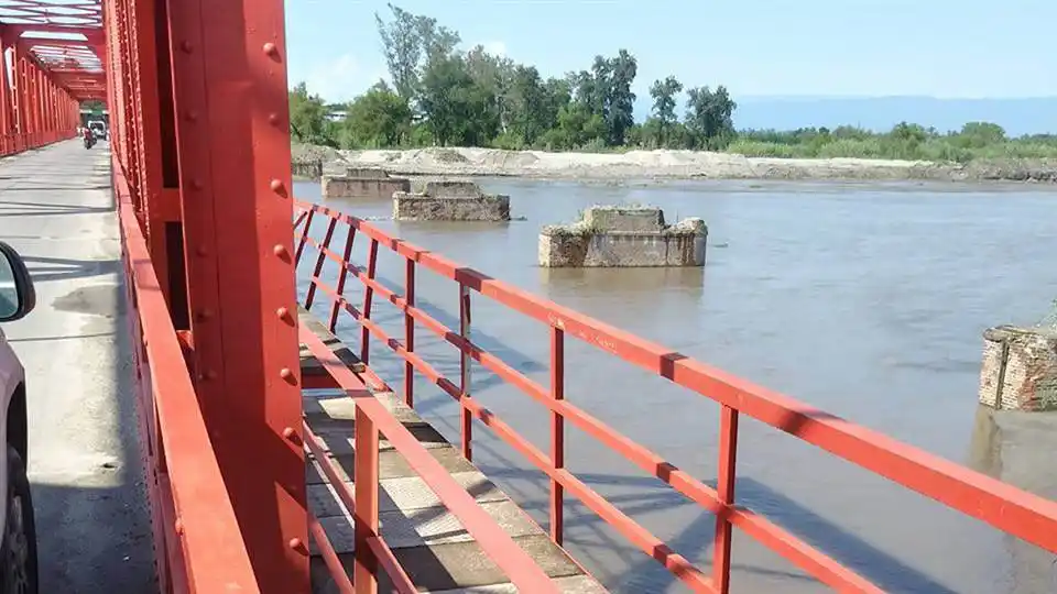 Tucumán: se arrojó de un puente de 12 metros para salvar a una nena