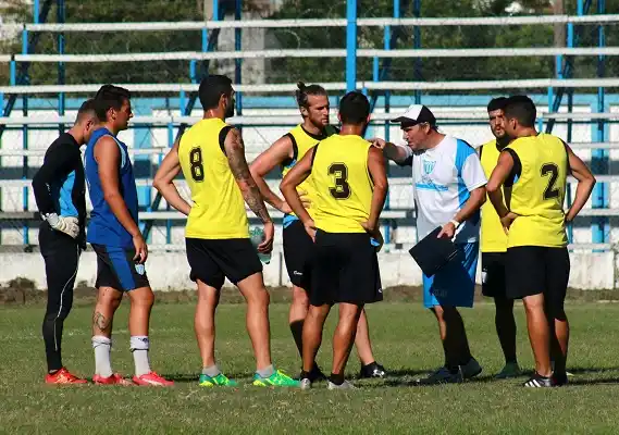 Tras la salida de Broggi, Carlos Macchi fue designado DT de Juventud