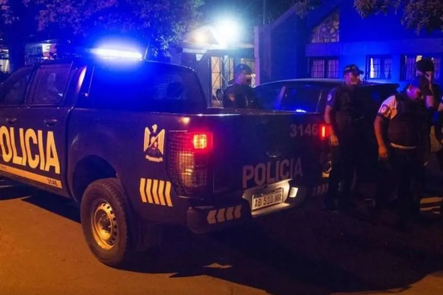 Prendieron fuego su auto con él dentro tras maniatarlo, golpearlo y robarle sus pertenencias