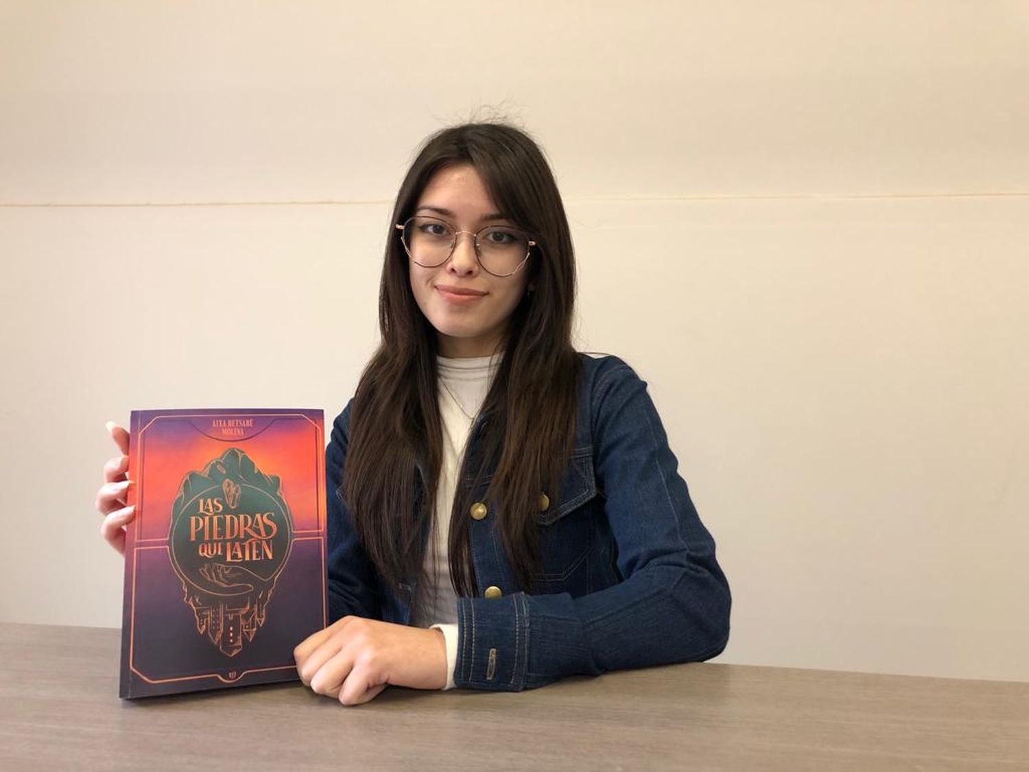Las piedras que laten: la novela que una joven de 21 años escribió en base a mitos de Tandil