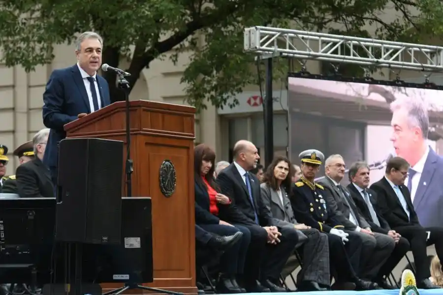 El intendente Luis Castellano dando su discurso en el acto