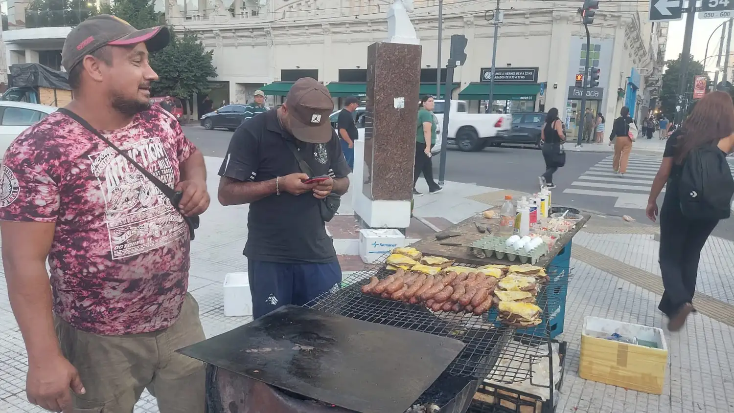 El puestero llegó desde La Matanza a instalar su parrilla en el acto en La Plata.