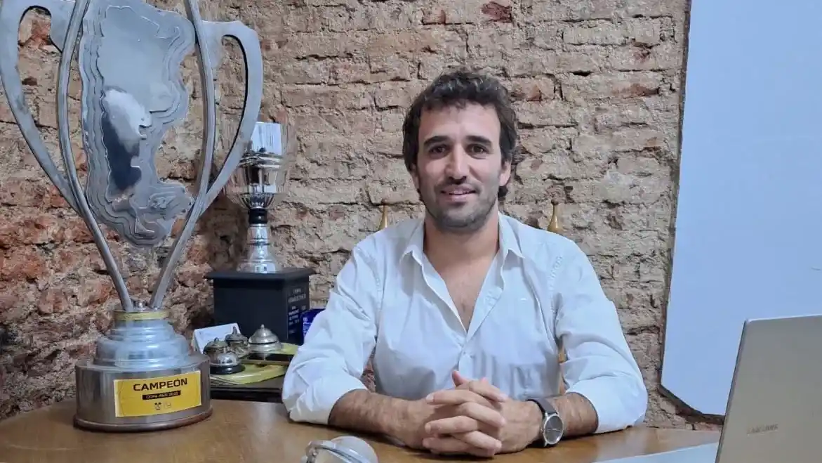 Di Fonzo y su primera foto como presidente de la Liga Tandilense de Fútbol.